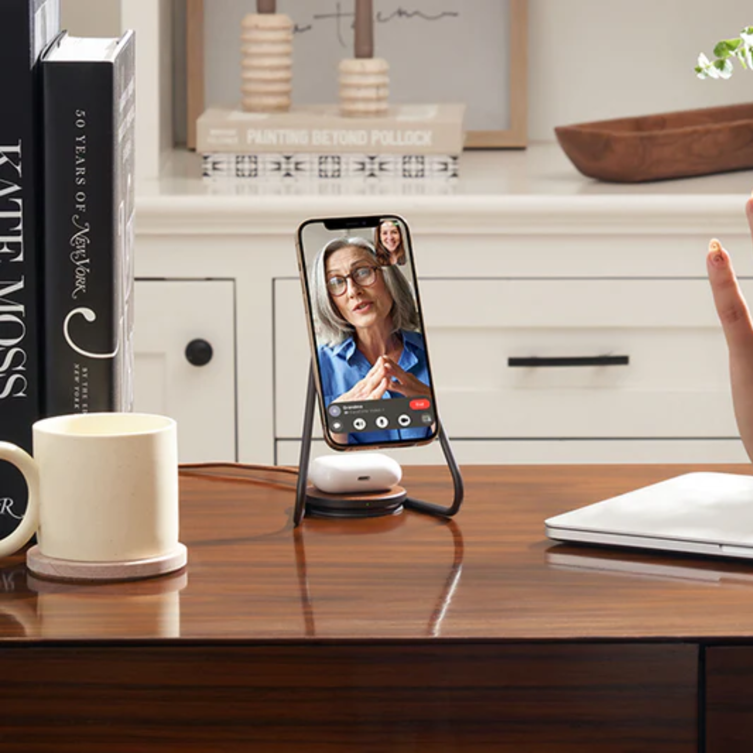 Magnetic Wireless Saddle Leather Charging Stand