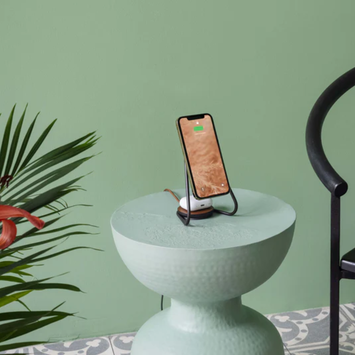 Magnetic Wireless Saddle Leather Charging Stand