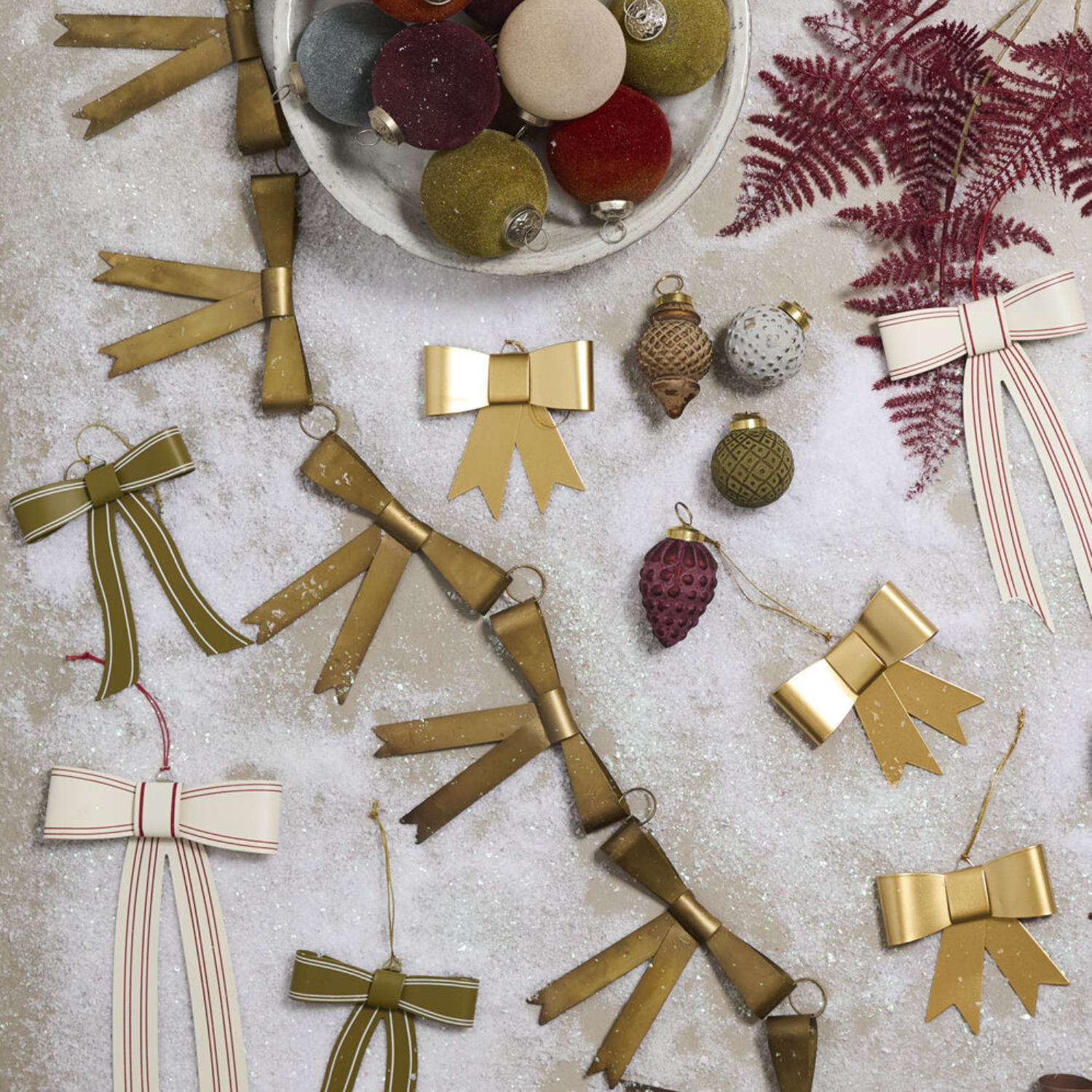 Brassy Bows Antique Gold Garland