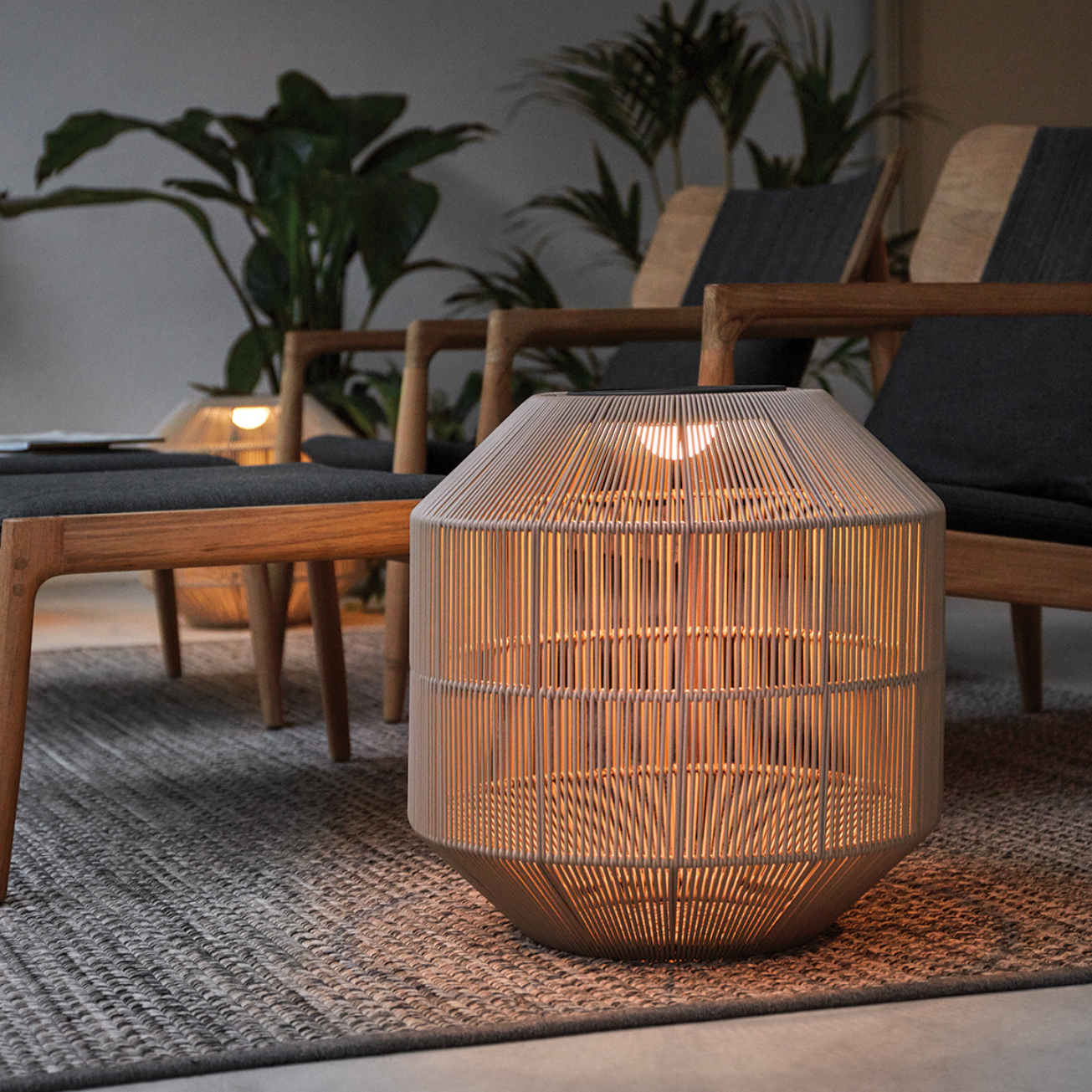 Gloster Nest Fawn Solar Lamp