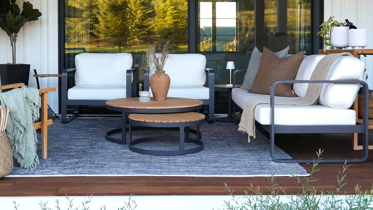 loft aluminum outdoor lounge furniture set on poolside patio