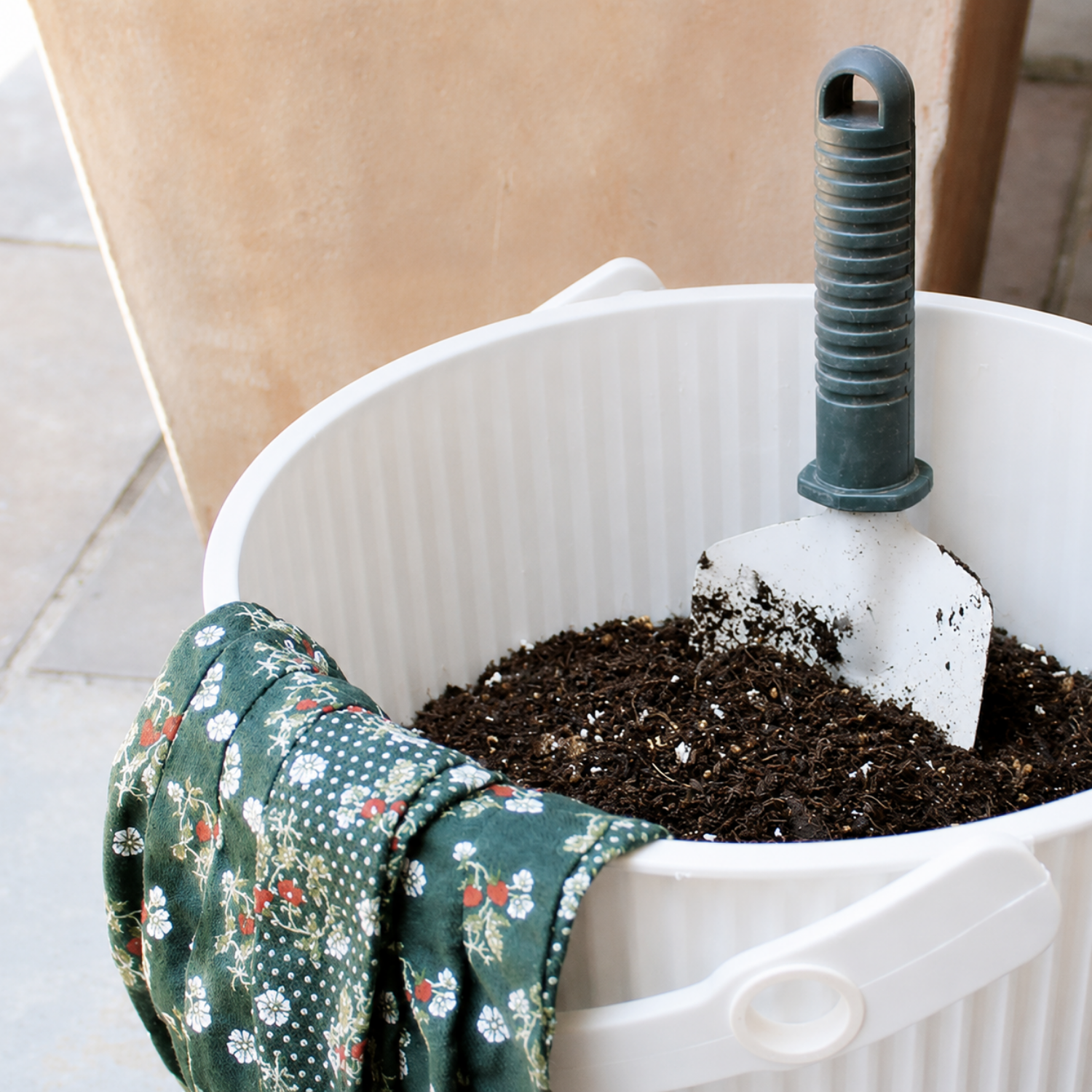 Hachiman Garden Storage Bucket w/ Lid - White